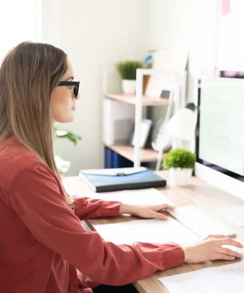 trabaja como traductor desde la casa